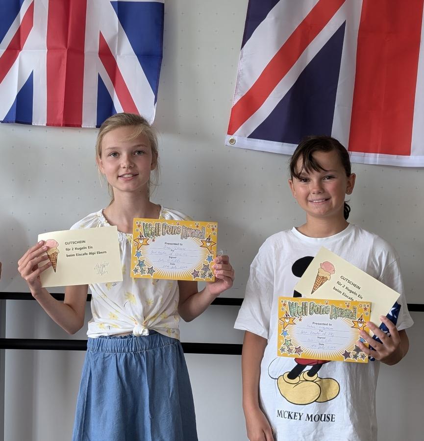 Sina Schleyer (Klassensiegerin 5b) und Tabea Liegmann (Schulsiegerin im englischen Vorlesewettbewerb); nicht im Bild: Moritz Wittig (Klassensieger 5a)