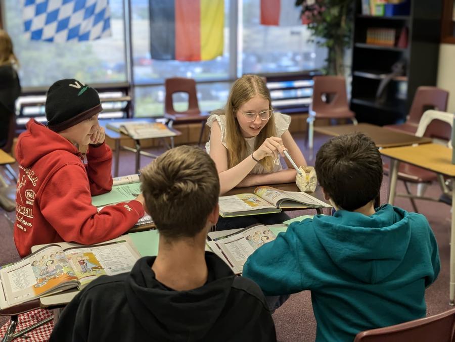 Deutsche und amerikanische Schüler arbeiten intensiv in der Deutschstunde 3