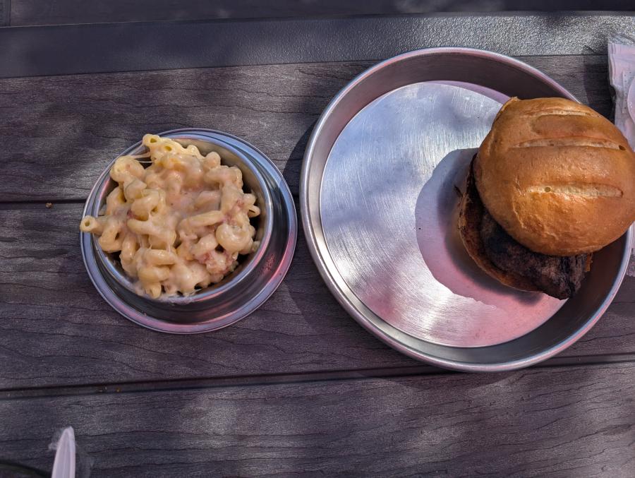 Mac%Cheese serviert im Hundenapf