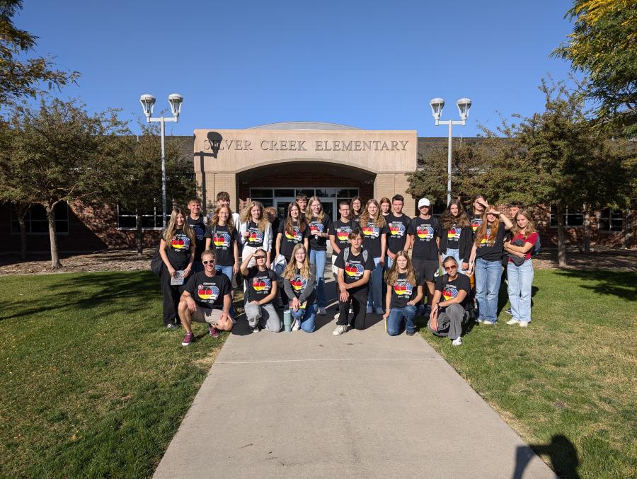 Gruppenfoto vor der Silver Creek Elementary School