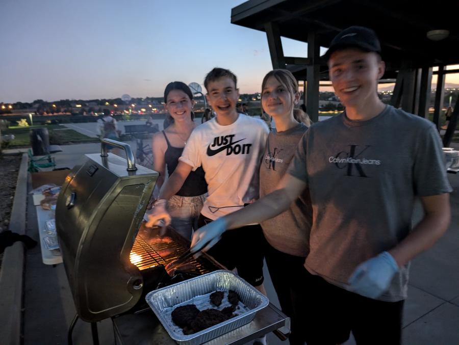 Grillen beim Abschlussfest 